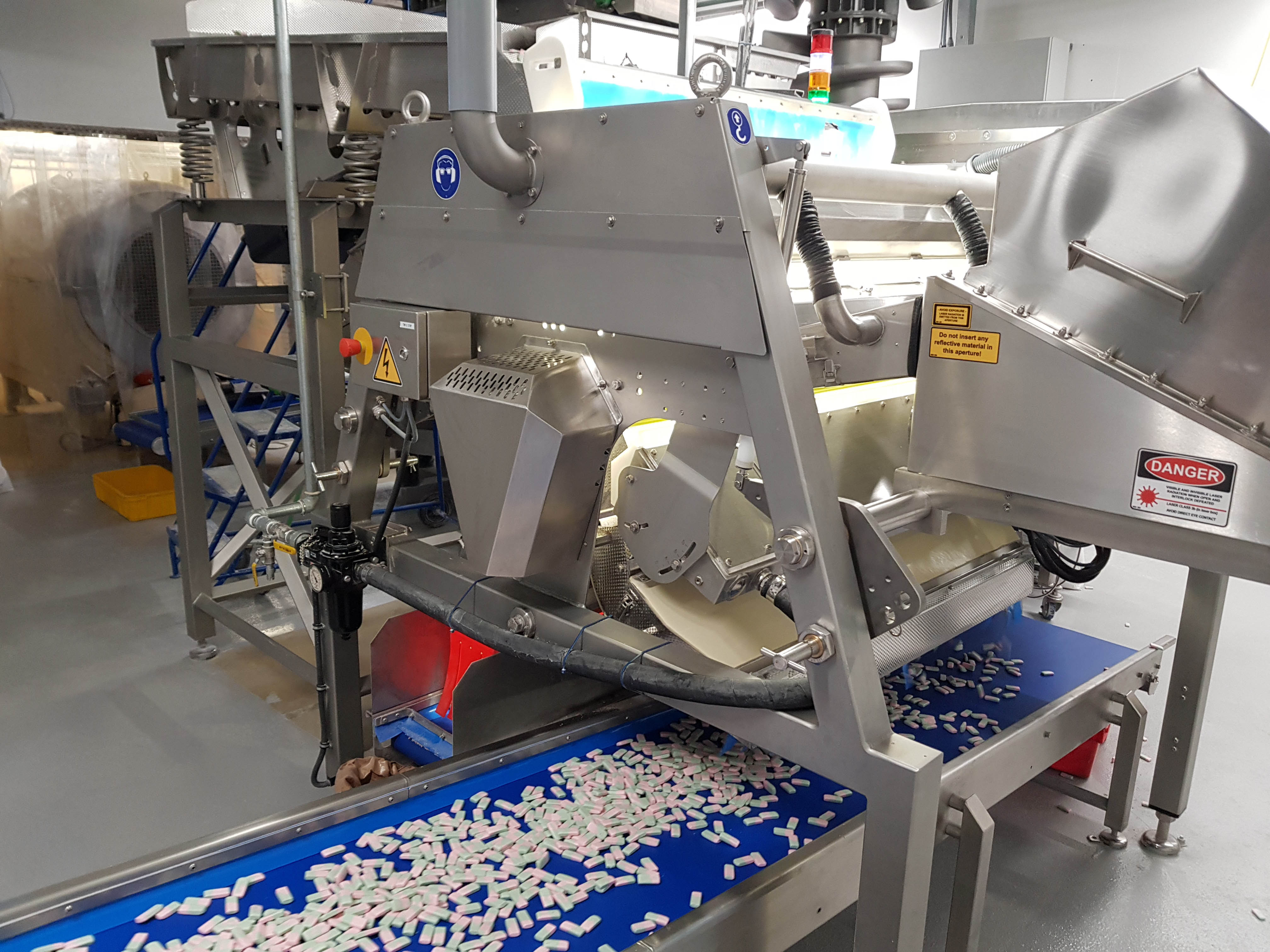 TOMRA automates soft confectionery sorting at Swizzlels Matlow_2